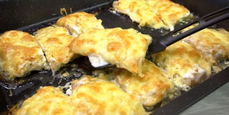 Рыба под луковой шубой, готовь хоть минтай, хоть горбушу, хоть щуку