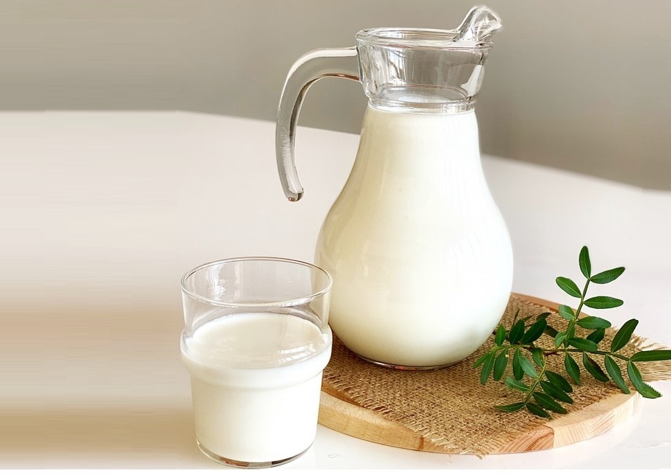 Пейте кефир утром натощак или перед сном. Если вам не нравится вкус, добавьте немного свежих ягод или ложку мёда. Но не переусердствуйте с подсластителями!
