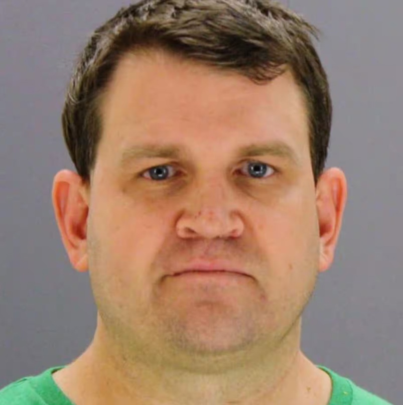 Кристофер Данч, уже не врач, но ещё не заключённый