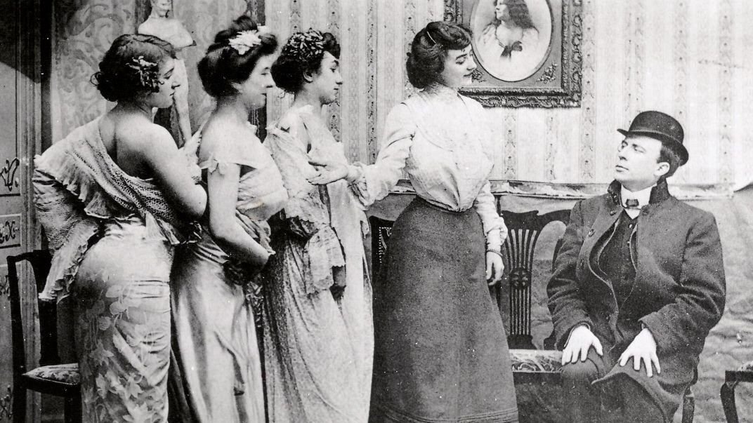 Профессор подбирает кандидатку для научных дебатов.