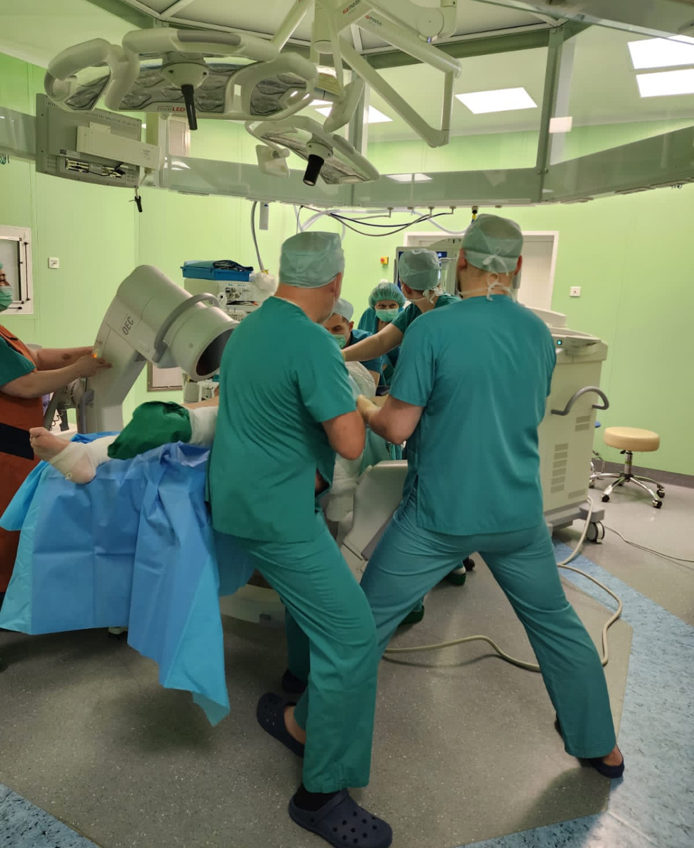 Устраняем вывих головки эндопротеза (не нашего)