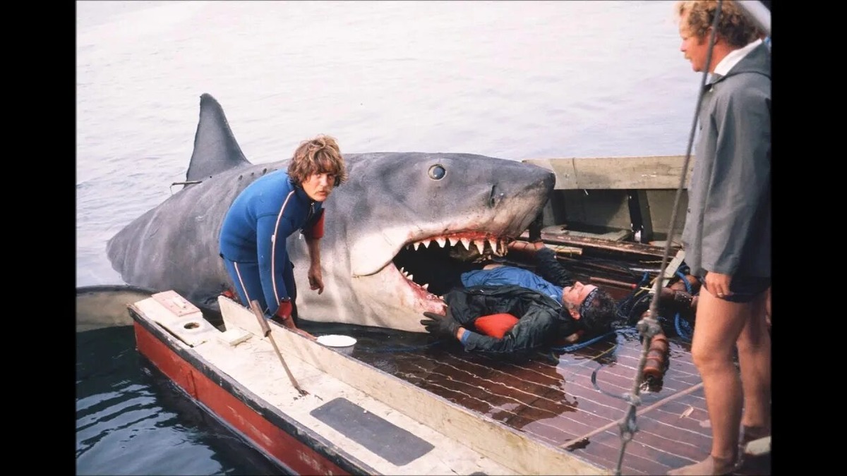 Механическая модель большой белой акулы - кархародона