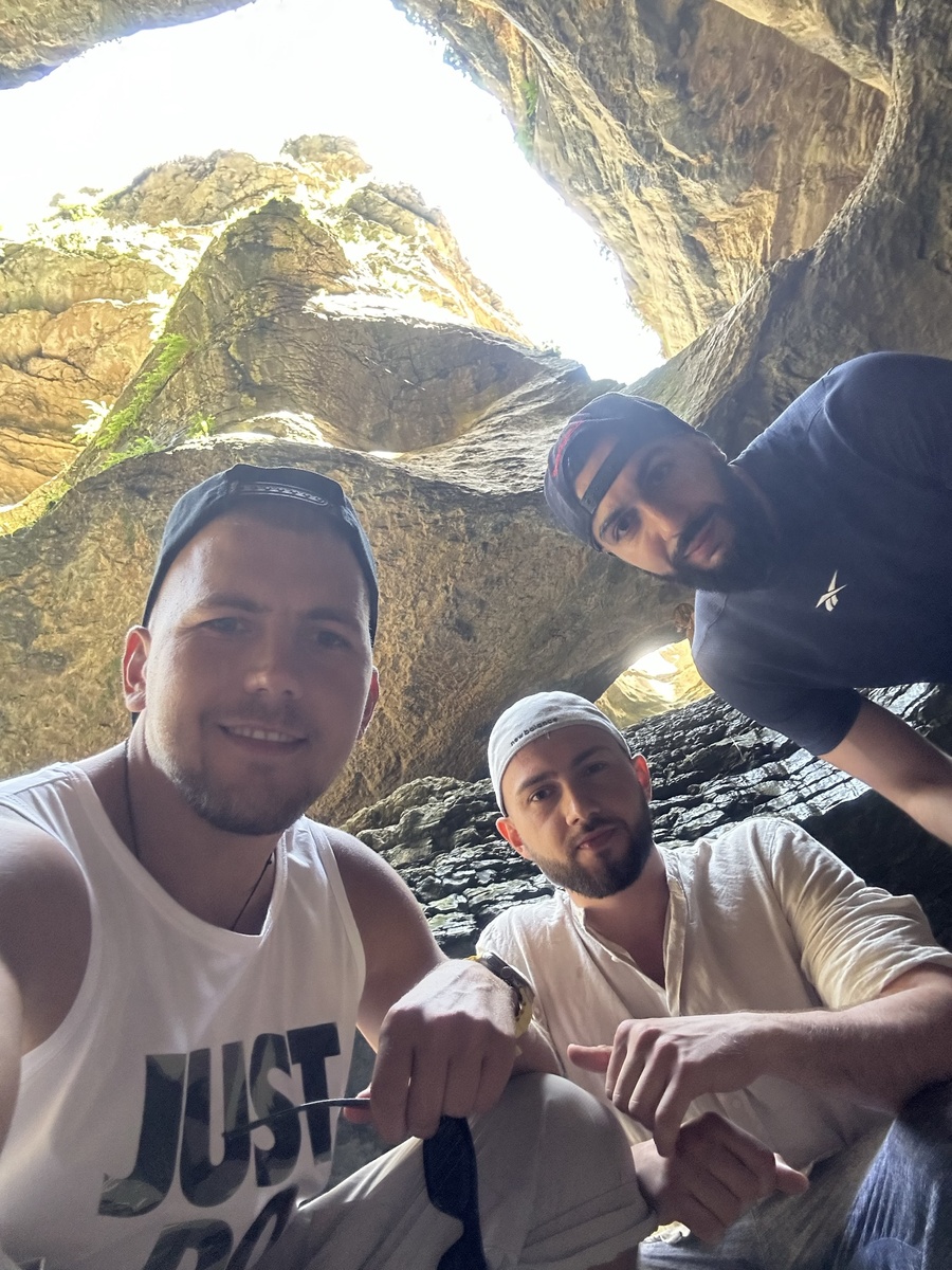 Я (по центру) и мои друзья у Салтинского водопада.