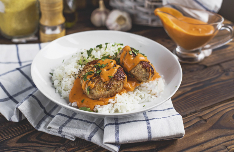 Котлеты из индейки «Птичкина вечеринка»с рисом и томатным соусом