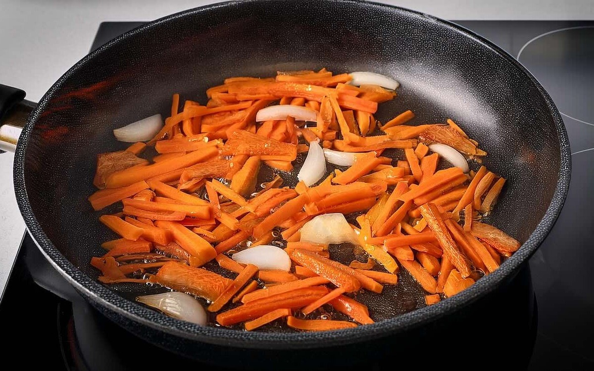 Никогда не жарьте лук и морковь вместе: простая причина, известная только опытным кулинарам  / Фото: Pogovorim.by
