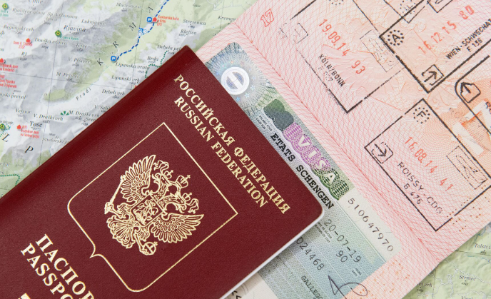 Российский загранпаспорт, виза шенген, фото из открытых источников