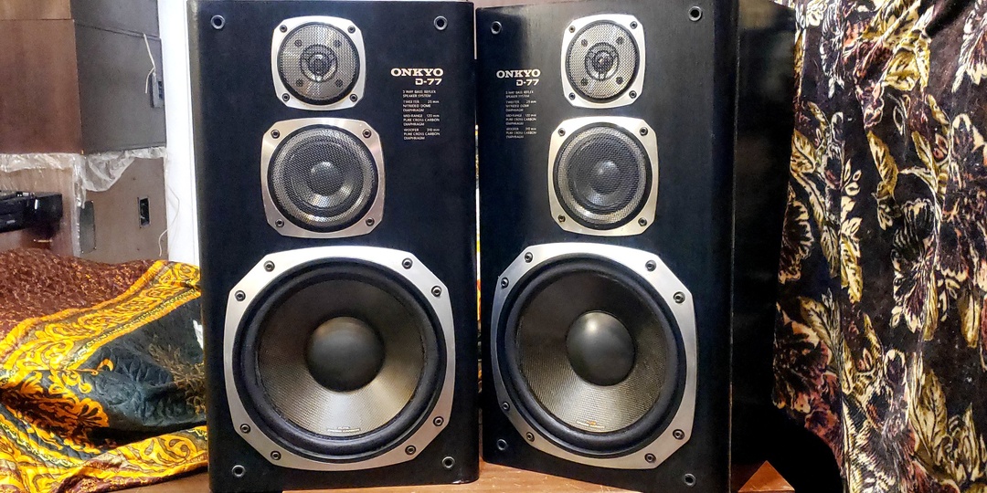 Onkyo D-77 самые хитовые колонки бренда.