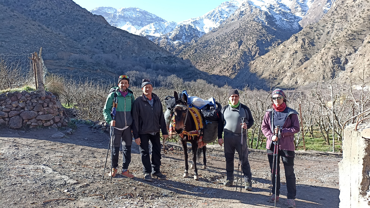 В начале маршрута. Вдалеке видан вершина Тубкаля.