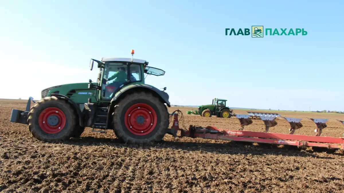 Фото: © Артем Борисов / Glavpahar.ruТракторы в поле (фото иллюстративное)