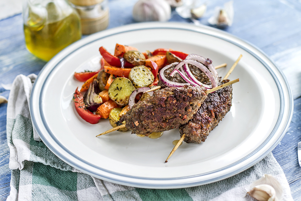 Люля-кебаб из говядины с салатом из печёных овощей