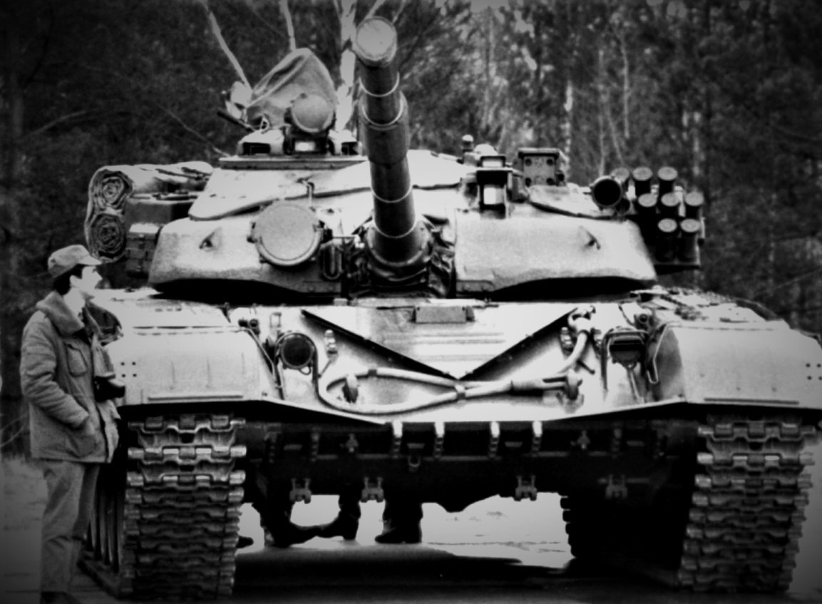 В такой комплектации Т-72Б1 впервые прошли по Красной Площади 7 ноября 1986 года.