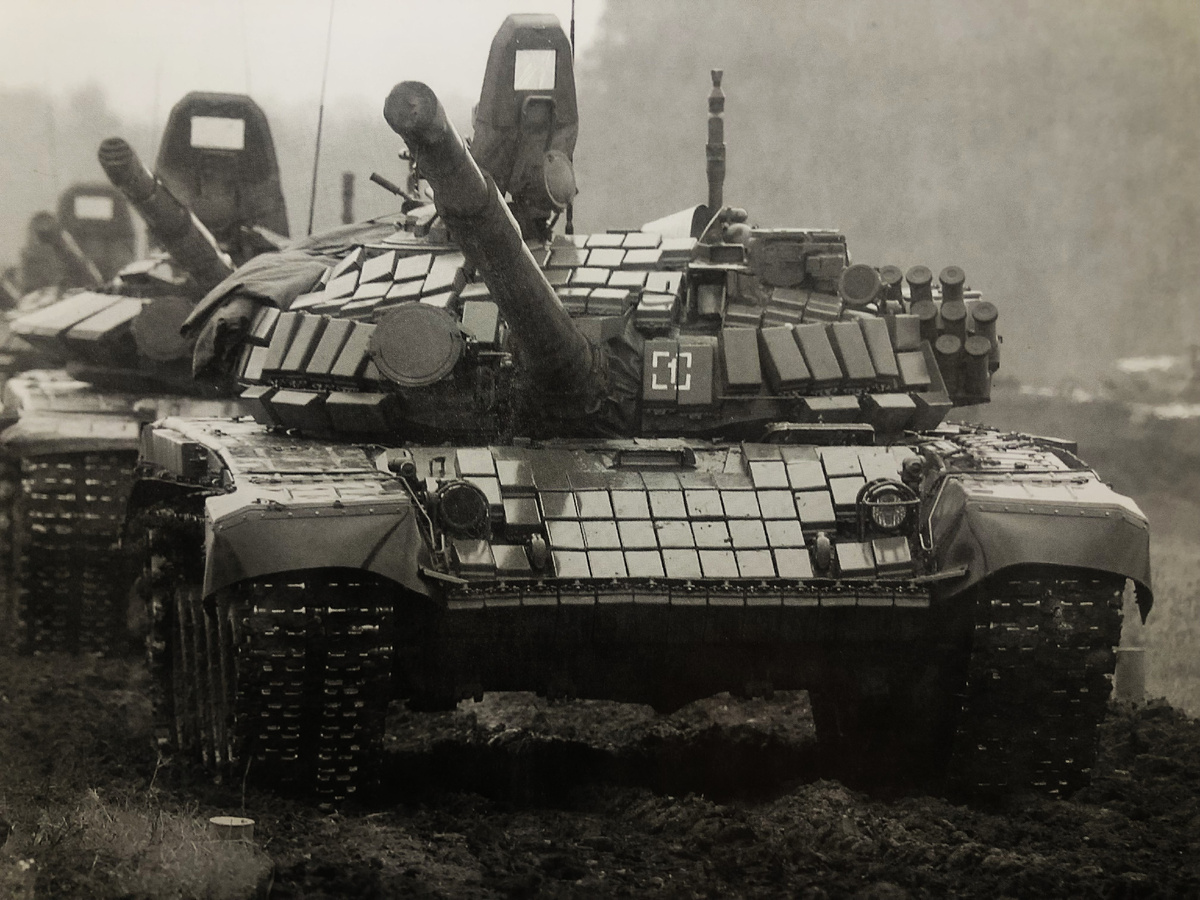 Т-72Б, прошедший капитальный ремонт с элементами модернизации, на учениях "Центр- 2008". Хорошо виден датчик ветра на башне и новые гусеницы с параллельным РМШ. На танке сохранена навесная ДЗ "Контакт".                                                                                                                           Фото: Владислав Белогруд/ otvaga2004.ru