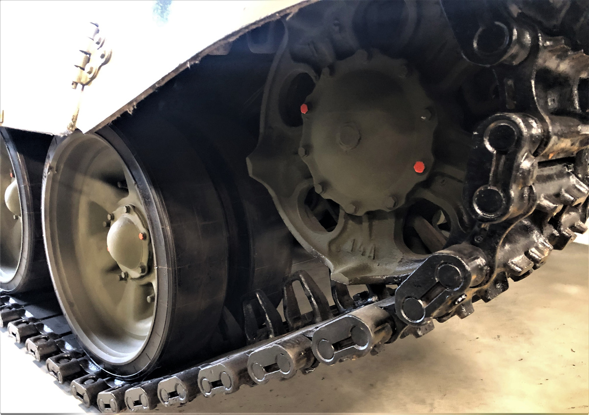 На Т-72Б поздних выпусков и Т-72БА использовались направляющие колеса новой конструкции.
