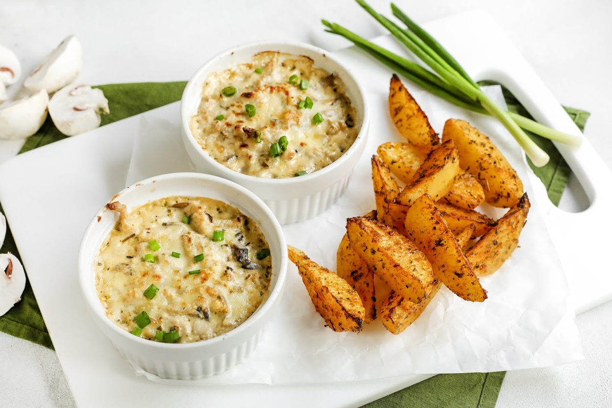 Сливочный жюльен с индейкой и пряными картофельными дольками