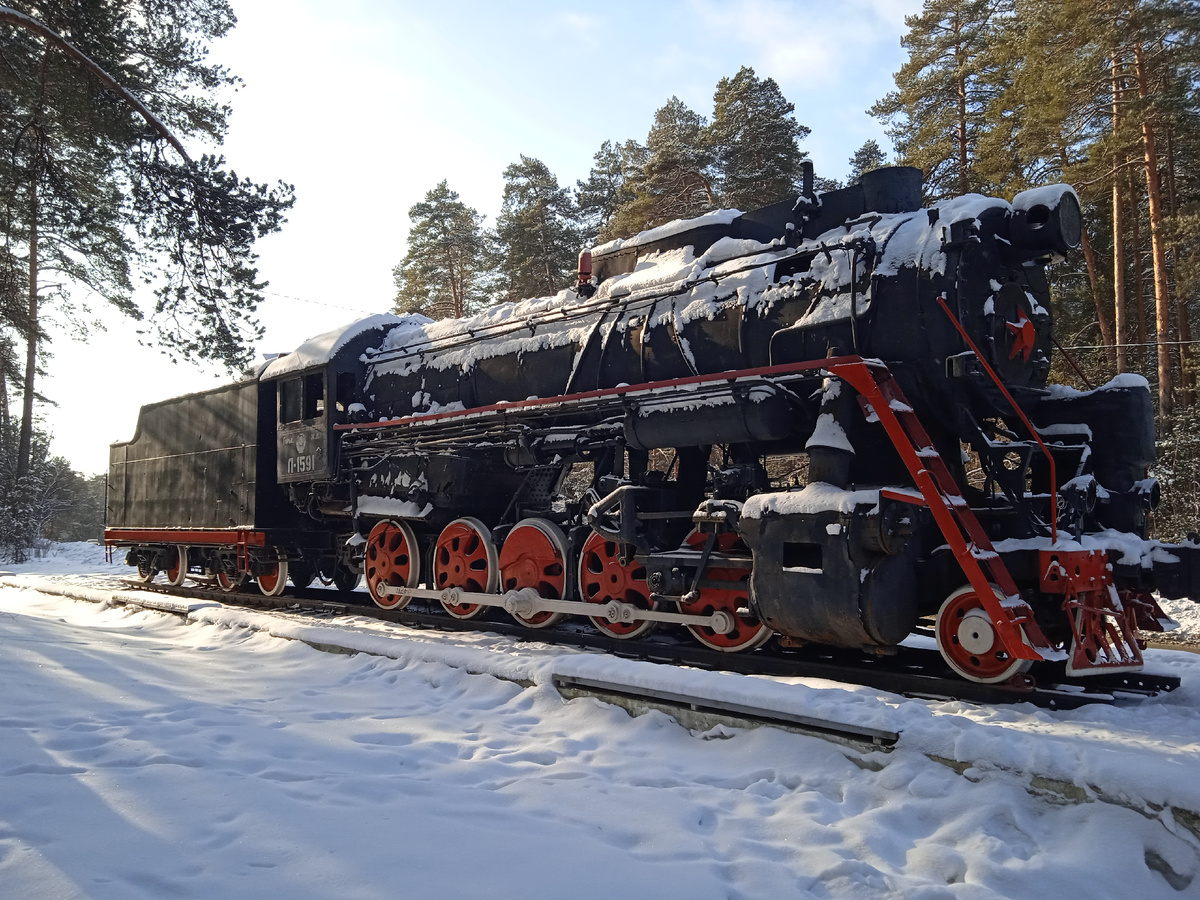 Рядом установлен паровоз серии «Л». Фото автора.