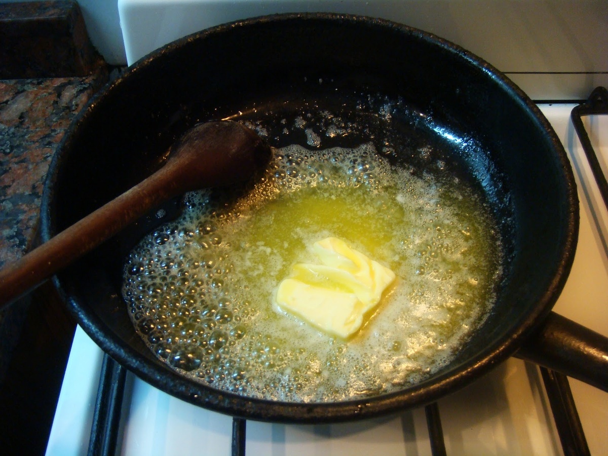 Сливочное масло и маргарин при нагревании – это сплошные трансжиры.
