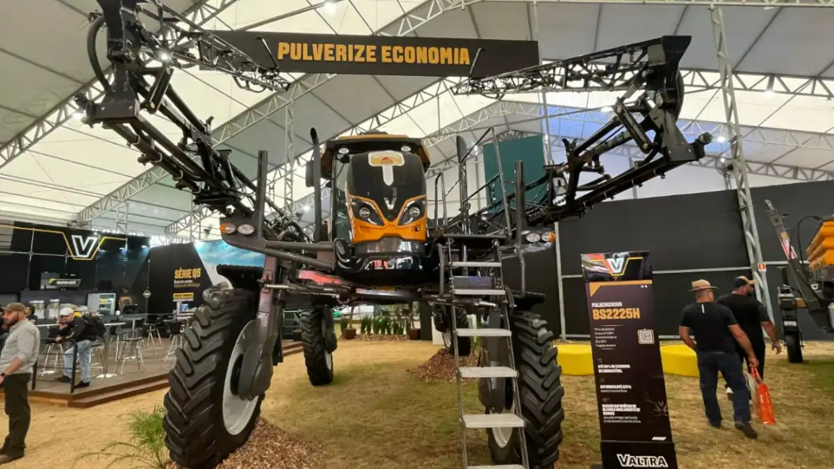 Фото: revistacultivar.com / Revista CultivarНовый самоходный опрыскиватель Valtra BS2225H HiTech на выставке Expodireto Cotrijal 2025