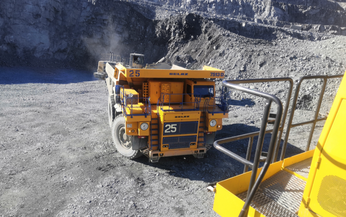 Фото читателя "Юрий Стрелец"  В карьре снег давно растаял. Весна однако!