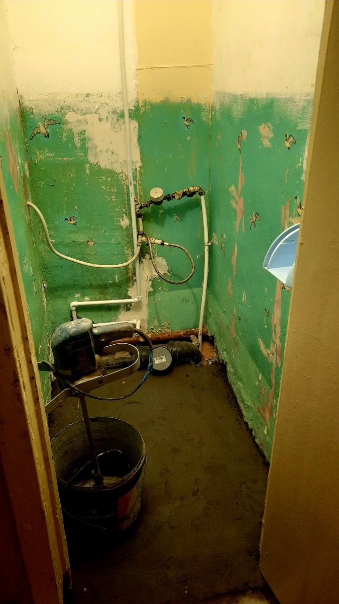 Фото как из фильма ужасов 😬 полы залили в туалете 