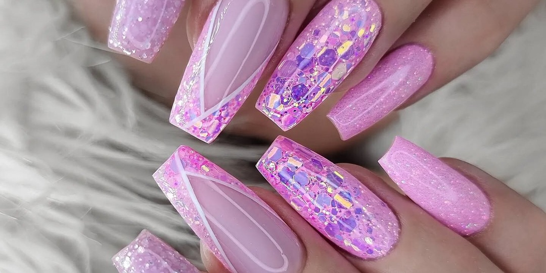 Серебряные звёзды и розовое омбре: 9 идей стильного маникюра для формы ногтей «балерина»