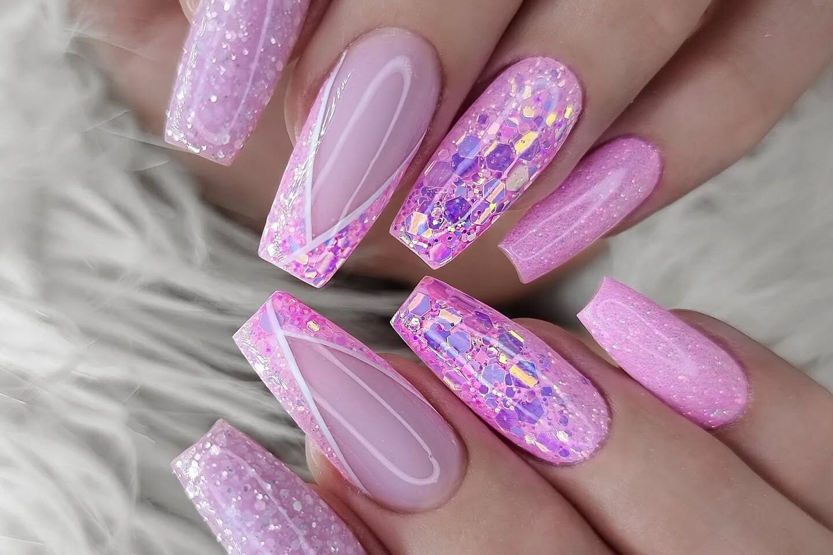     Серебряные звёзды и розовое омбре: 9 идей стильного маникюра для формы ногтей «балерина»