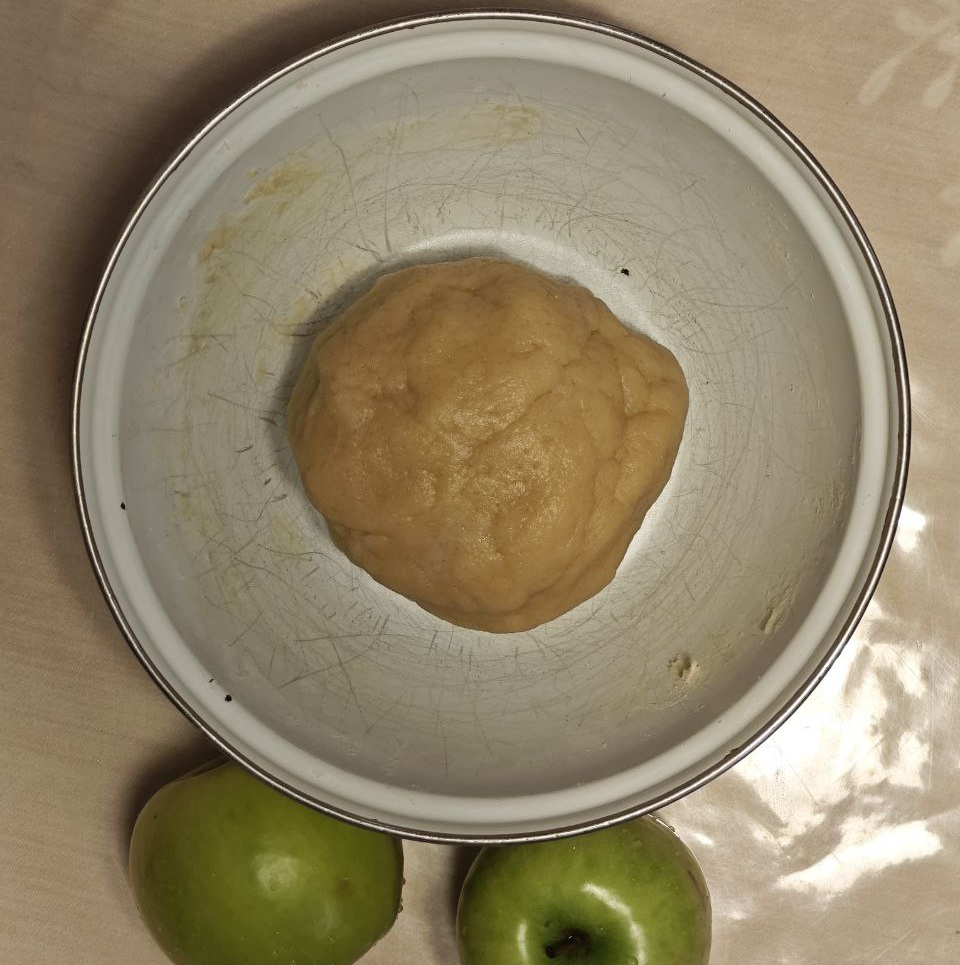 Быстро перетрите массу в крошку, затем добавьте яйцо и замесите тесто. Если тесто слишком сухое, можно добавить немного холодной воды