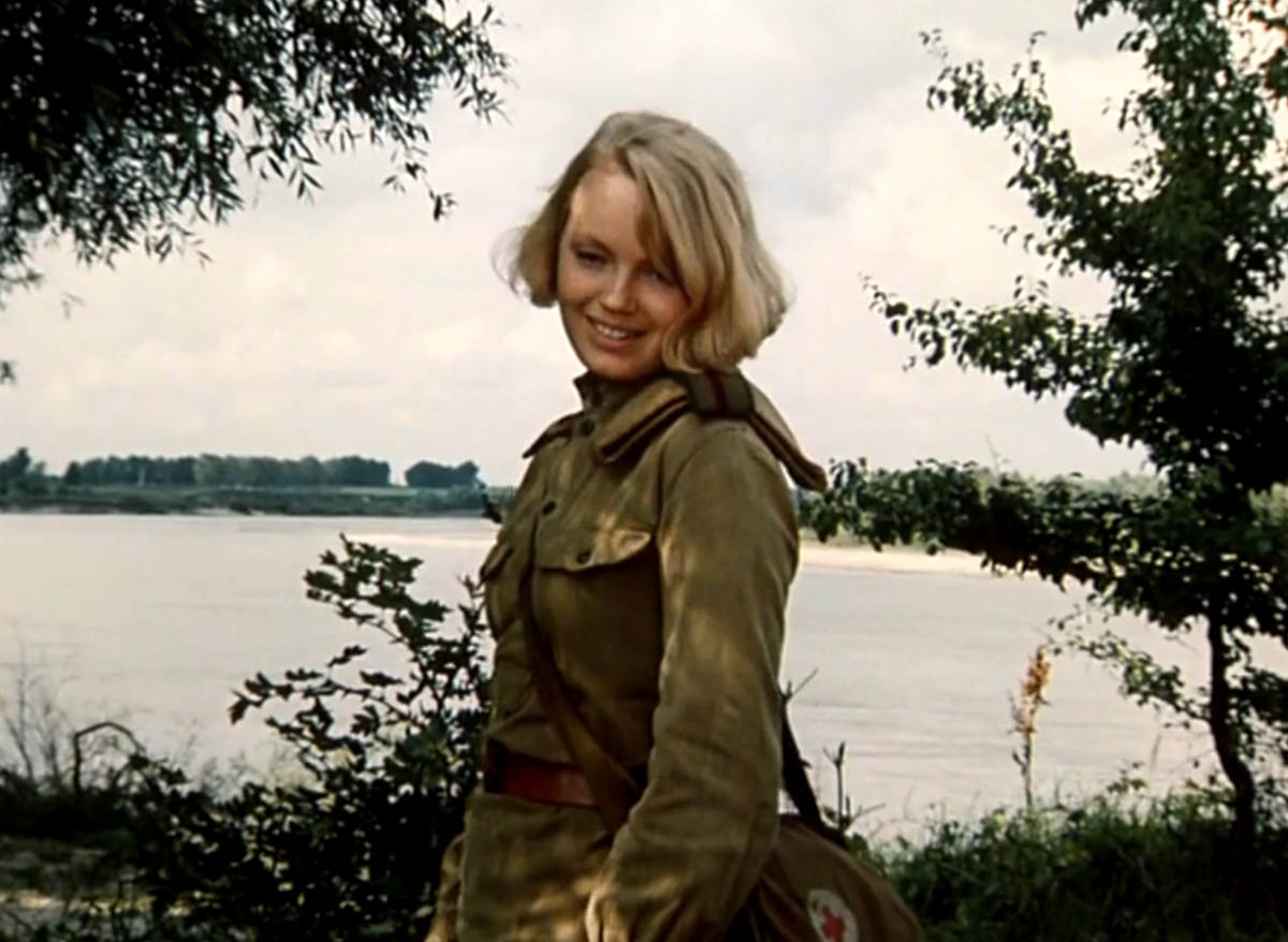 Кадр из кинофильма "Батальоны просят огня", 1985 г., режиссеры Владимир Чеботарёв, Александр Боголюбов, сценаристы Юрий Бондарев, Александр Боголюбов, композитор Андрей Петров (скриншот) 