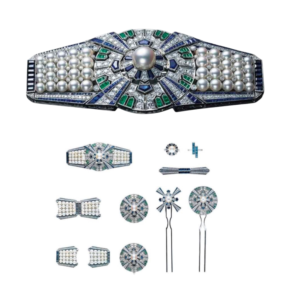 В Париже на международной выставке 1937 года Микимото представил брошь, которая имела 12 разных способ ношения.