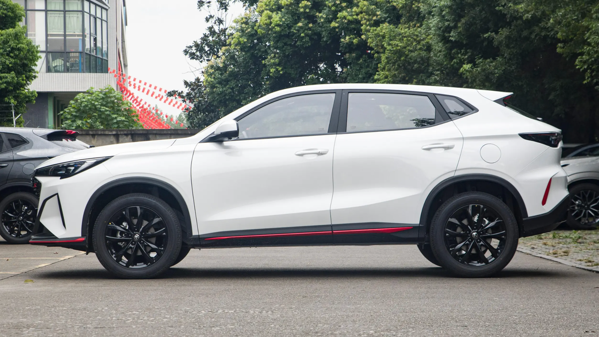 Вид сбоку Changan X5