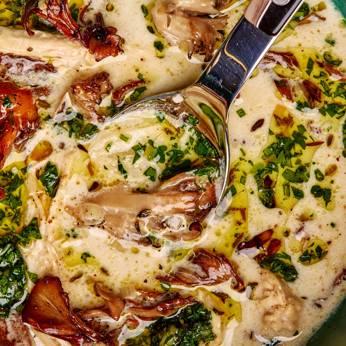 Сливочный суп с курицей и грибами
