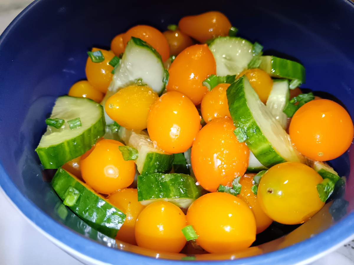 огурец из магазина, помидоры из морозилки, немного лука с подоконника