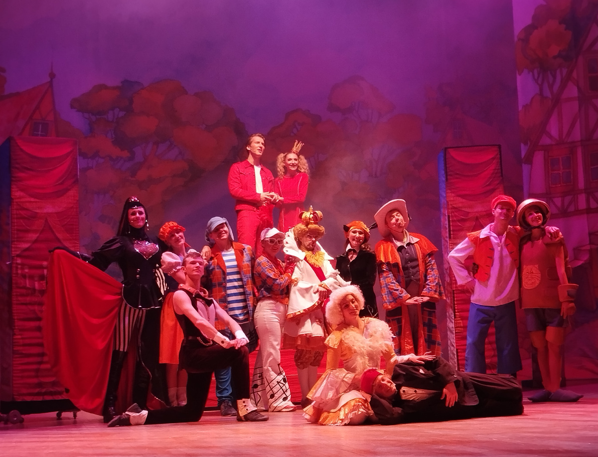 Финал спектакля «Бременские музыканты» в постановке продюсерского центра «Триумф» на сцене ЦДКЖ 15.03.2025 г, суббота. ЗДЕСЬ и далее фото автора и(или) из личного архива автора, если не указано иначе.