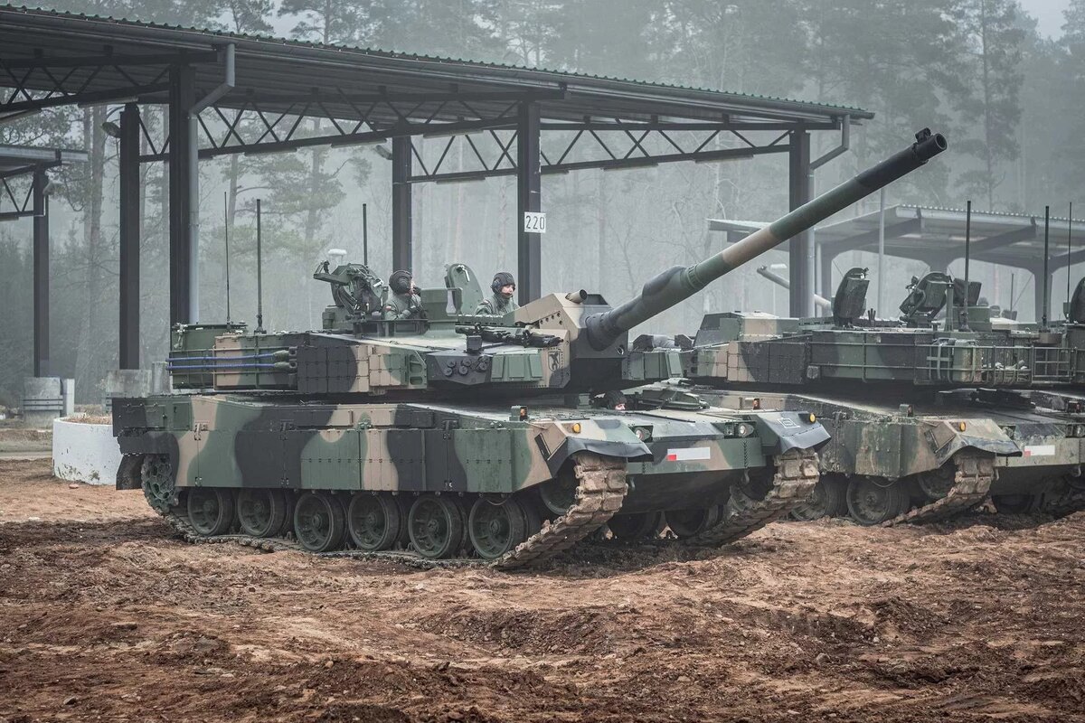 Танк K2 Black Panther польской армии во время учений, демонстрирующий его передовую мобильность, огневую мощь и передовые технологии. Польша собирается получить дополнительные танки K2 из Южной Кореи в рамках многомиллиардной оборонной сделки по модернизации своих бронетанковых войск. Фото:  ВС Польши