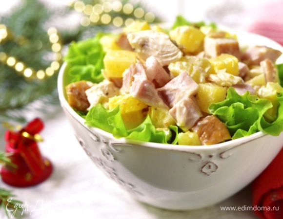 Копченая курица с ананасами и сыром — вкуснейший салат, который готовится за 5 минут