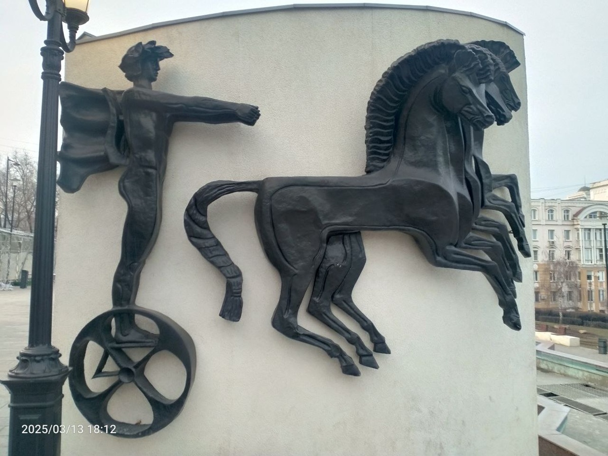 У входа в Драматический театр им. Л.Н.Толстого. Фотография автора