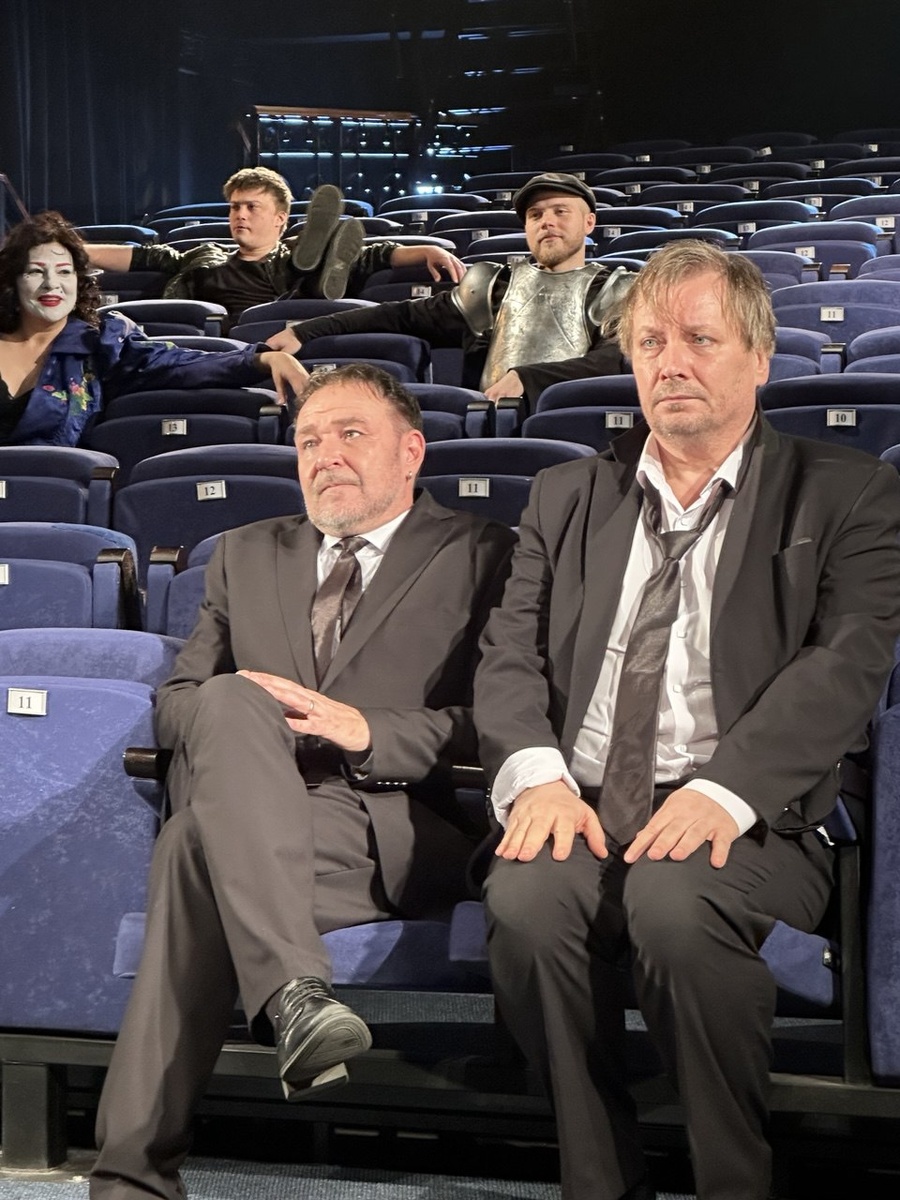 Розенкранц (Михаил Николаев) и Гильденстерн (Арсений Мыцык). Спектакль «Розенкранц и Гильденстерн мертвы». Театр на Васильевском. Фото автора.