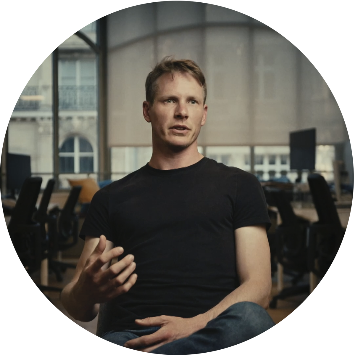 Томас Вольф является сооснователем и директором по науке (CSO) в Hugging Face, где он стоял у истоков инициатив в области открытого исходного кода, образования и исследований.