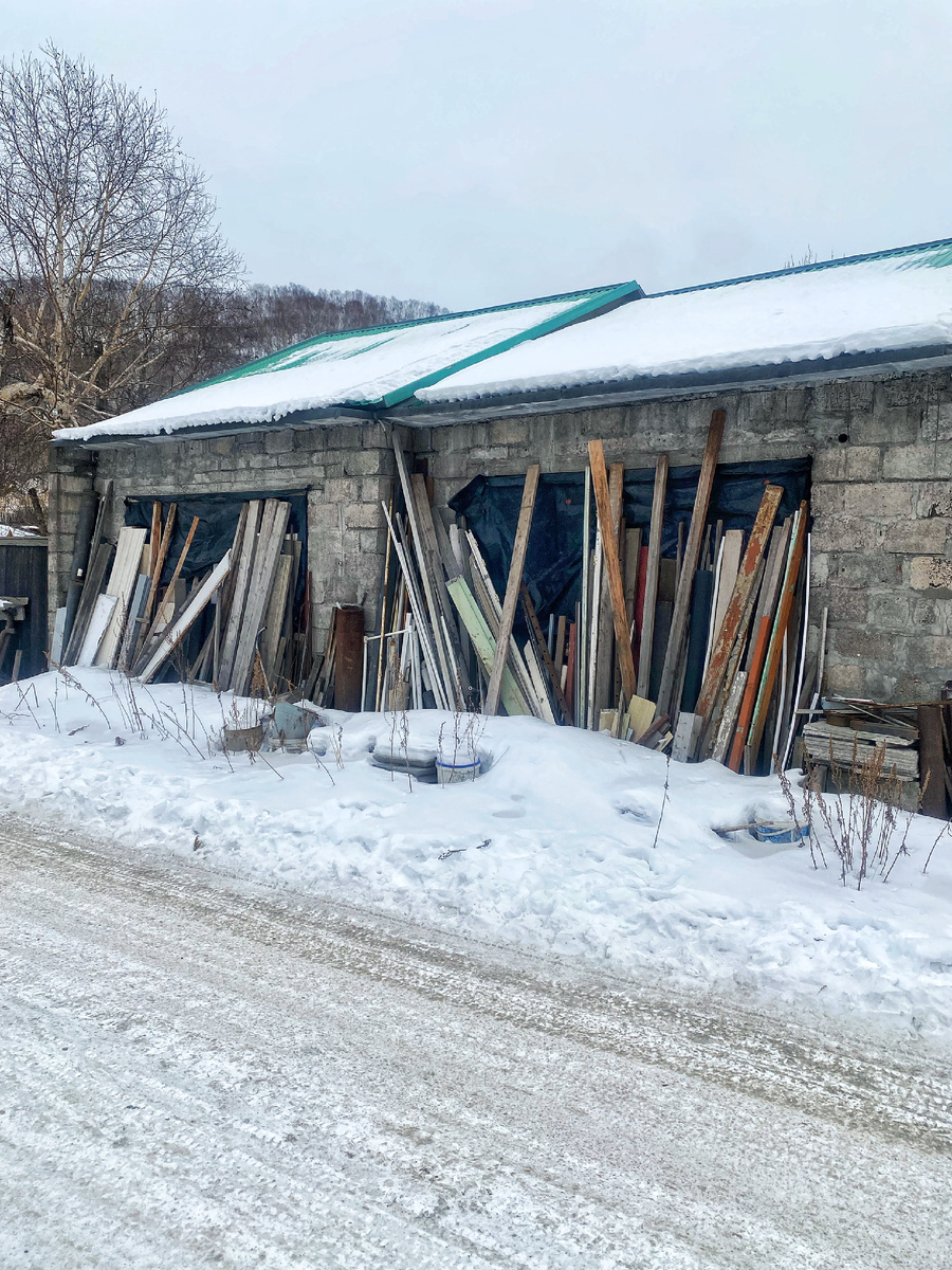 Гараж на две машины. Наверное вы подумали, может надо было сделать один, но с воротами? Вы мыслите не так масштабно как этот архитектор. 