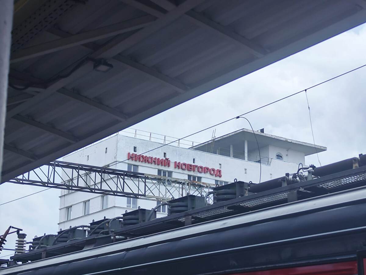 Если вы проездом в Нижний Новгород и время стоянки минут 40, то можеьте сбегать в супермаркет Спар и Пятерочку. они есть прямо рядом с вокзалом