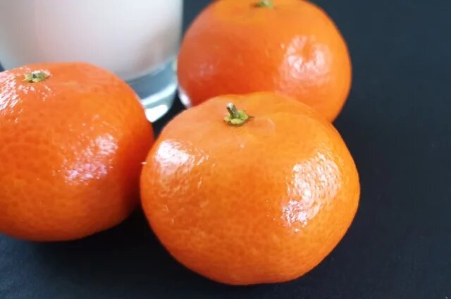   Стоит ли запивать мандарины молоком?