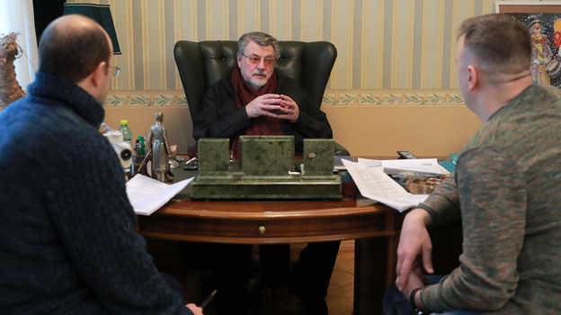 Февраль 2020 года. Александр Ширвиндт в своем рабочем кабинете дает интервью Александру Кружкову и Юрию Голышаку. Фото Федор Успенский, «СЭ»