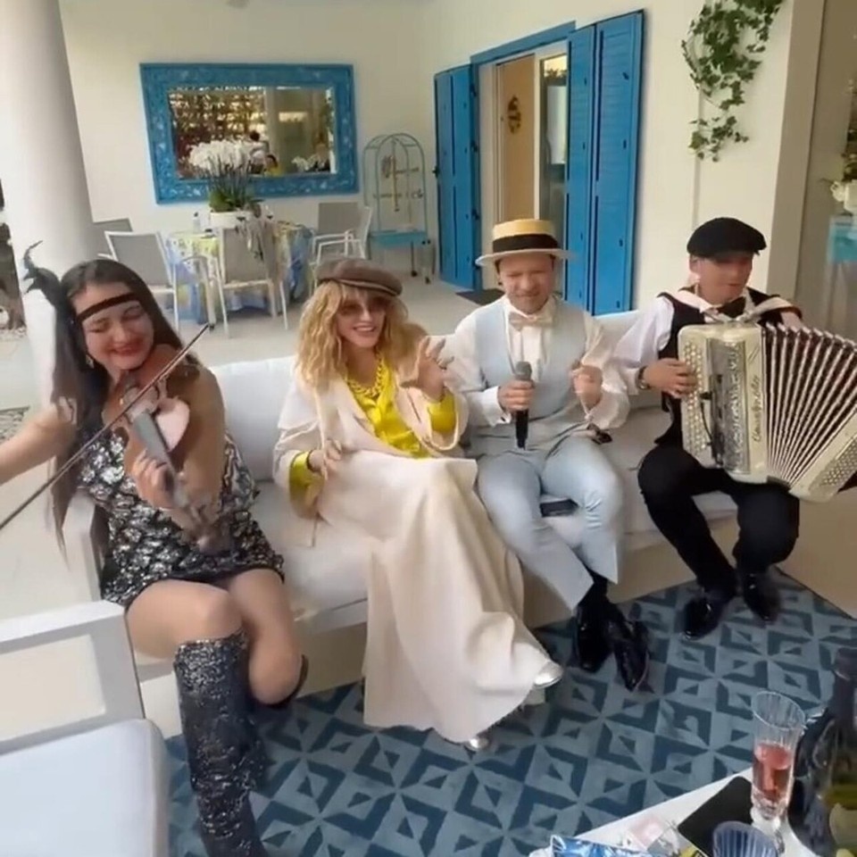    На праздник Пугачева пригласила украинских музыкантов, в том числе одесского шансонье Феликса Шиндера. Фото: кадр видео.