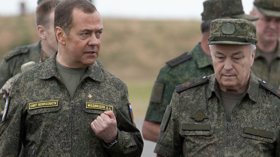 «Британия может засунуть эту идею обратно»: Медведев резко осадил министра из Лондона за призыв к России