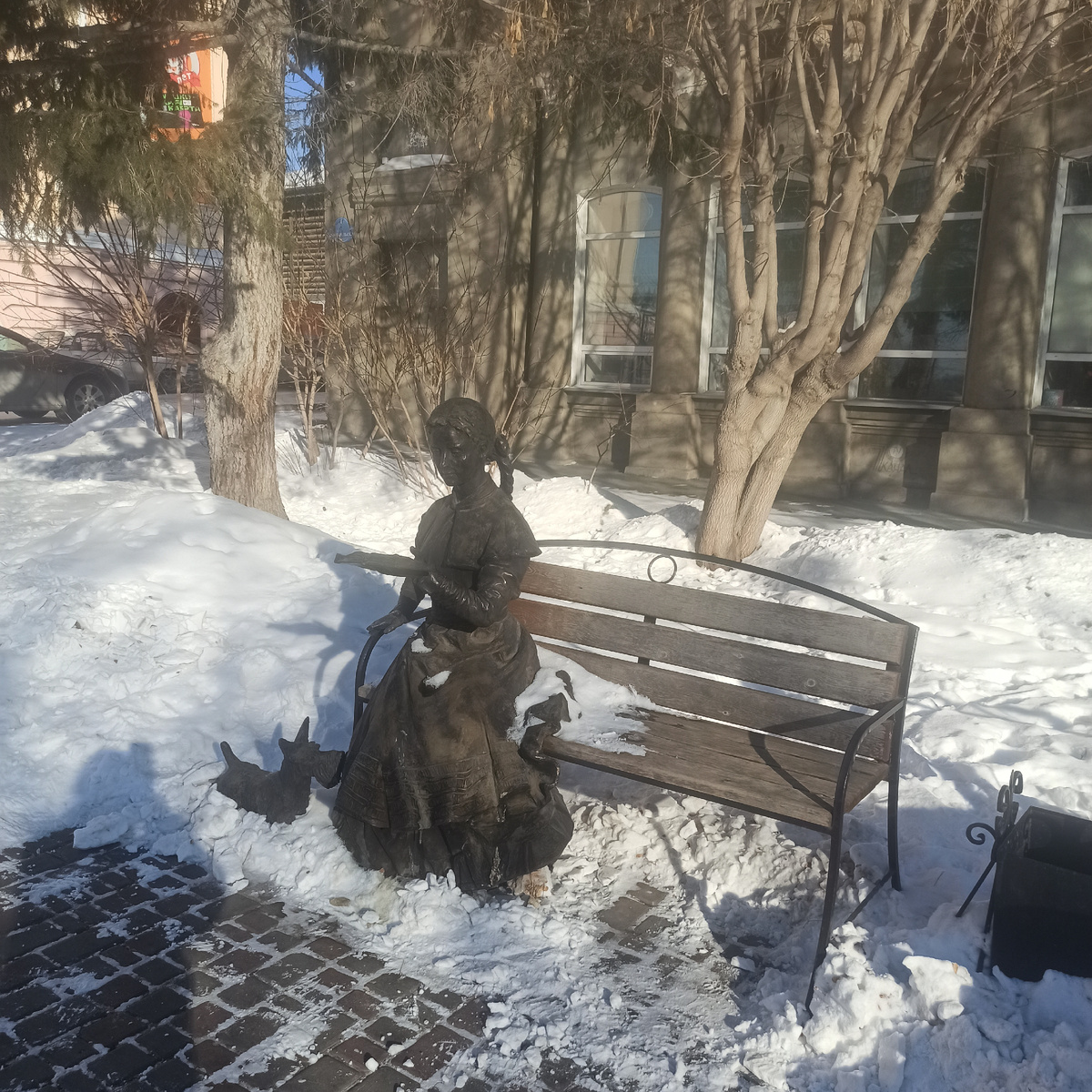  Дама с собачкой возле нашего драматического театра