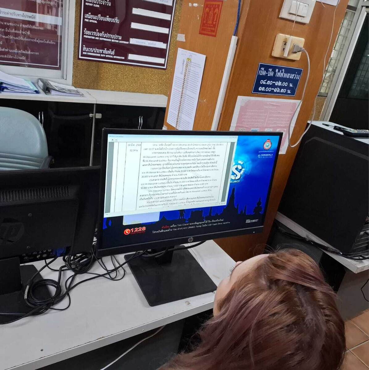 Переводчица внимательно читает текст соглашения, проверяет на наличие фразы: "Получили денежные средства, в суд обращаться не будем". 