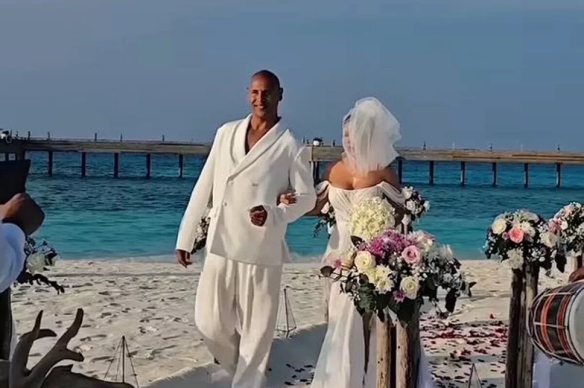    Возрастной любовник и муж альфонс.