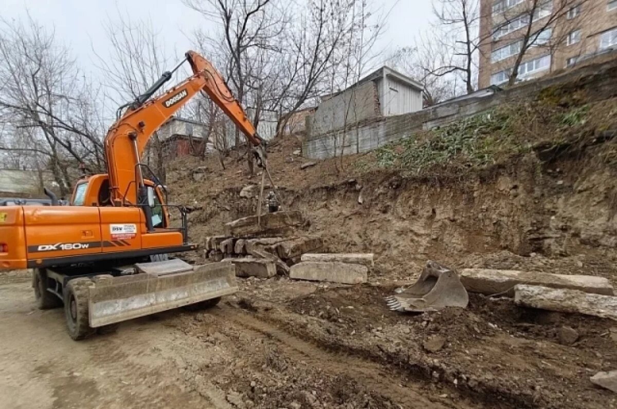    Подпорная стена рухнула на машины во Владивостоке