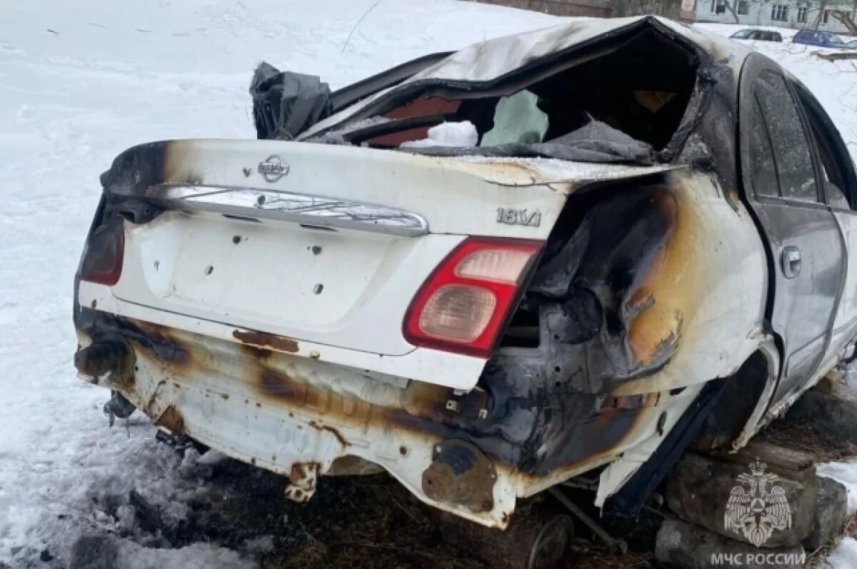    В Петропавловске-Камчатском днём подожгли автомобиль Nissan Bluebird