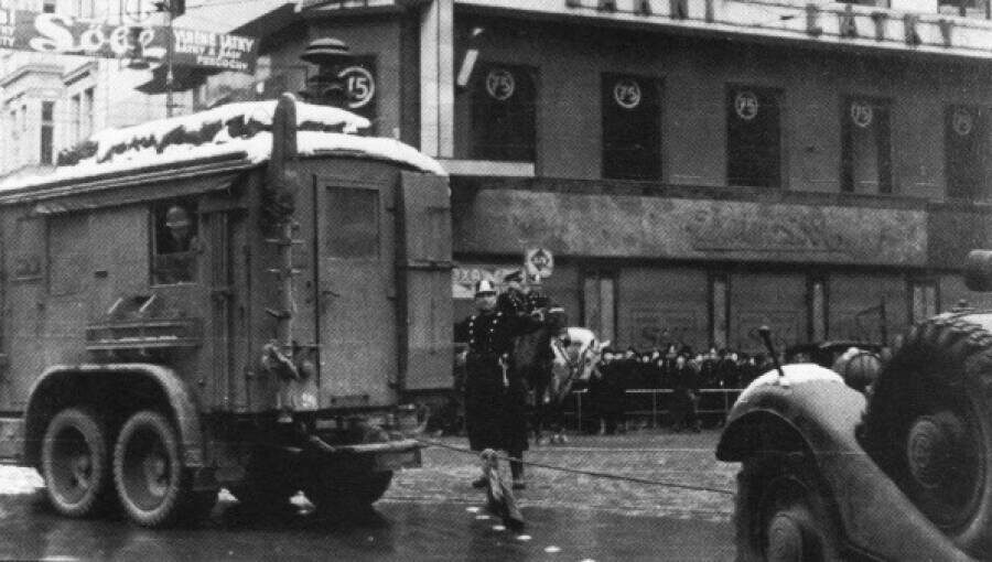 Чешский  полицейский регулирует движение германской военной колонны по Праге,  1939 год. Источник: https://pinterest.com