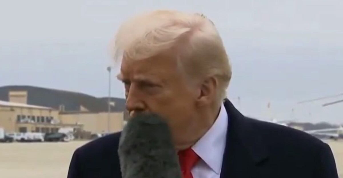    Трампу ткнули микрофоном в лицо / Источник: кадр из видео